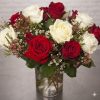 Rosas blancas y rojas en jarrón